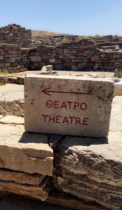 Η Αριάνα Γκράντε ήρθε στη Μύκονο και ξετρελάθηκε με τις κατσίκες [βίντεο] | iefimerida.gr 2