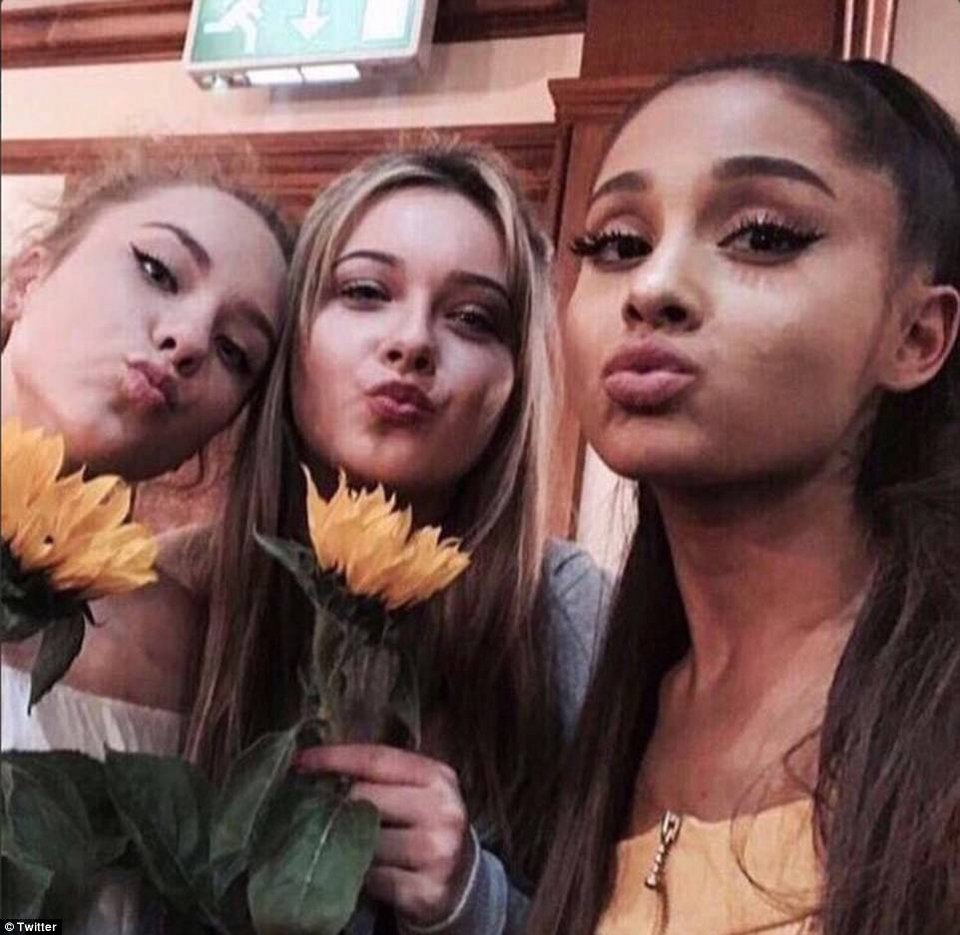 Η έκπληξη της Αριάνα Γκράντε στους τραυματίες του Μάντσεστερ -Τους μοίρασε δώρα και αυτόγραφα [εικόνες] | iefimerida.gr 3