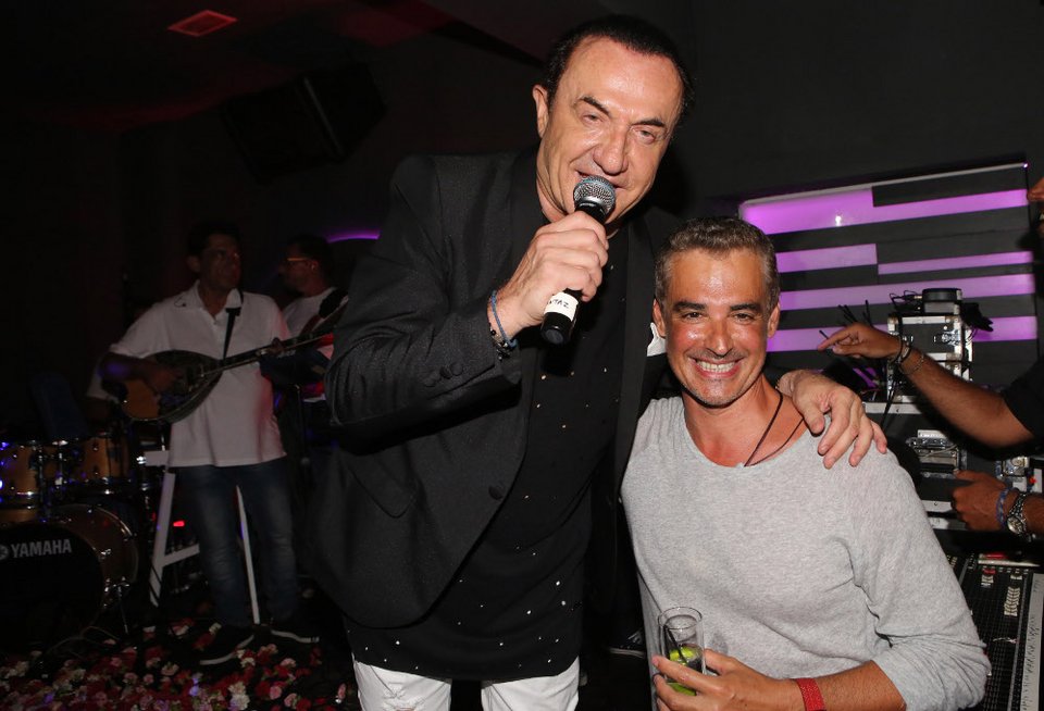 Σε μπουζούκια στη Μύκονο ο Αρης Σπηλιωτόπουλος -Αγκαλιά με μία εντυπωσιακή μελαχρινή [εικόνες] | iefimerida.gr 0