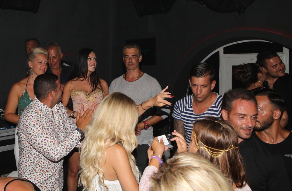 Σε μπουζούκια στη Μύκονο ο Αρης Σπηλιωτόπουλος -Αγκαλιά με μία εντυπωσιακή μελαχρινή [εικόνες] | iefimerida.gr 1