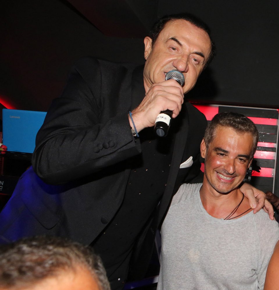 Σε μπουζούκια στη Μύκονο ο Αρης Σπηλιωτόπουλος -Αγκαλιά με μία εντυπωσιακή μελαχρινή [εικόνες] | iefimerida.gr 3