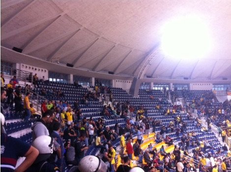 Χάος στο ντέρμπι Αρης - ΠΑΟΚ: Ο διαιτητής τραυματίστηκε, εκκένωσε το γήπεδο και διέκοψε τον αγώνα [εικόνες&βίντεο] | iefimerida.gr 1