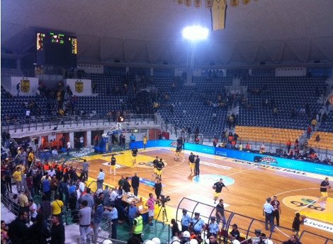 Χάος στο ντέρμπι Αρης - ΠΑΟΚ: Ο διαιτητής τραυματίστηκε, εκκένωσε το γήπεδο και διέκοψε τον αγώνα [εικόνες&βίντεο] | iefimerida.gr 0