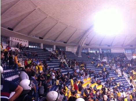 Χάος στο ντέρμπι Αρης - ΠΑΟΚ: Ο διαιτητής τραυματίστηκε, εκκένωσε το γήπεδο και διέκοψε τον αγώνα [εικόνες&βίντεο] | iefimerida.gr 2