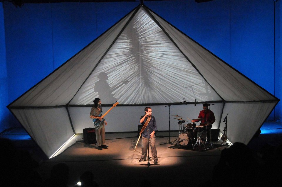 Το ’21: Το περίφημο ροκ πανκ-δαιμόνιο του Αρη Μπινιάρη, για 4 παραστάσεις στο Gazarte [εικόνες] | iefimerida.gr 2