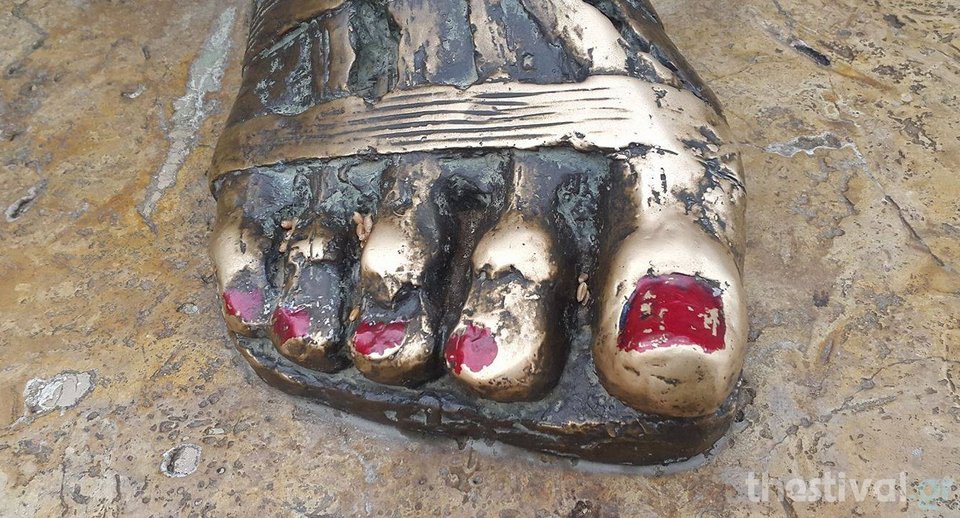 Βεβήλωσαν το άγαλμα του Αριστοτέλη στη Θεσσαλονίκη -Εβαψαν κόκκινα τα νύχια του [εικόνες] | iefimerida.gr 0