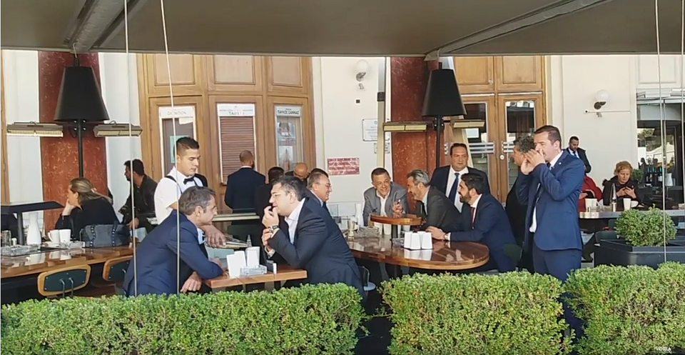 Στην πλατεία Αριστοτέλους για καφέ ο Μητσοτάκης με τον Τζιτζικώστα [εικόνες] | iefimerida.gr 0