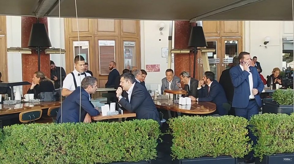 Στην πλατεία Αριστοτέλους για καφέ ο Μητσοτάκης με τον Τζιτζικώστα [εικόνες] | iefimerida.gr 1