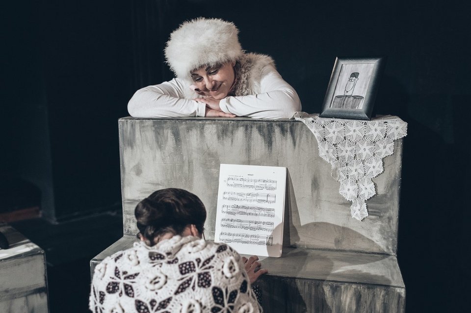 O Aρκάς κάνει θεατρικό τους ήρωές του -Επί σκηνής ο Θανατοποινίτης, ο Ισοβίτης, ο Καστράτο [εικόνες]  | iefimerida.gr 1