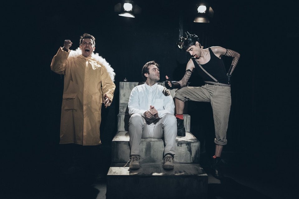 O Aρκάς κάνει θεατρικό τους ήρωές του -Επί σκηνής ο Θανατοποινίτης, ο Ισοβίτης, ο Καστράτο [εικόνες]  | iefimerida.gr 2