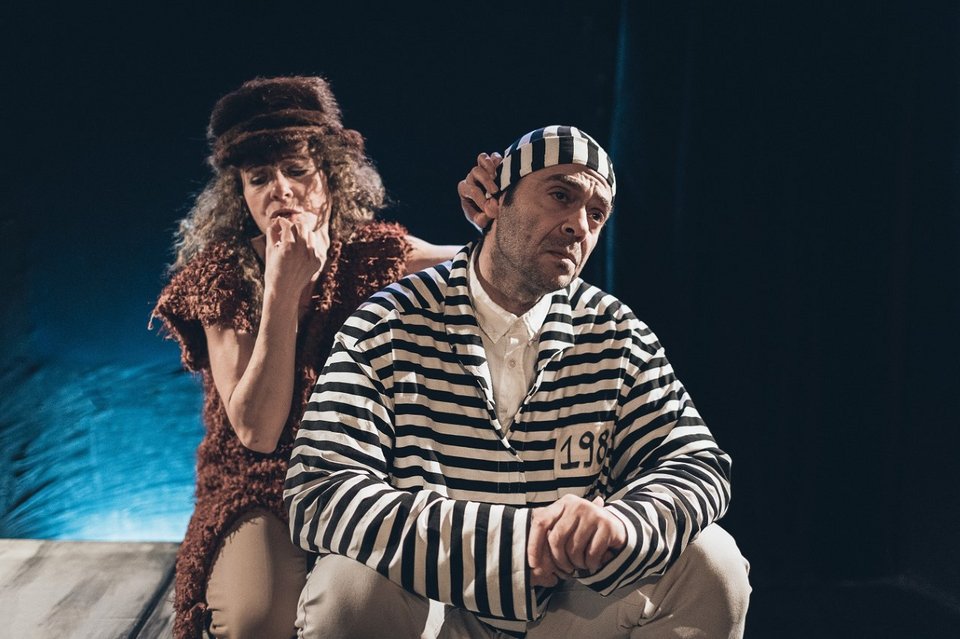 O Aρκάς κάνει θεατρικό τους ήρωές του -Επί σκηνής ο Θανατοποινίτης, ο Ισοβίτης, ο Καστράτο [εικόνες]  | iefimerida.gr 0