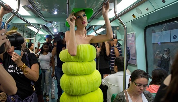 Γέμισε το μετρό ομορφιά- Μοντέλα άρχισαν να κάνουν πασαρέλα σε συρμούς και αποβάθρες [εικόνες & βίντεο] | iefimerida.gr 0