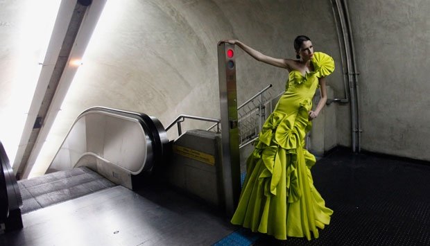 Γέμισε το μετρό ομορφιά- Μοντέλα άρχισαν να κάνουν πασαρέλα σε συρμούς και αποβάθρες [εικόνες & βίντεο] | iefimerida.gr 1