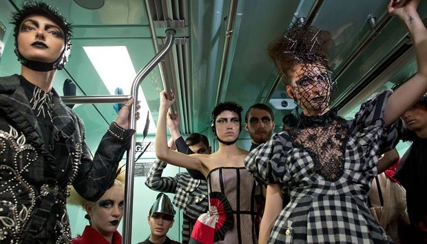 Γέμισε το μετρό ομορφιά- Μοντέλα άρχισαν να κάνουν πασαρέλα σε συρμούς και αποβάθρες [εικόνες & βίντεο] | iefimerida.gr 2