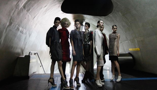 Γέμισε το μετρό ομορφιά- Μοντέλα άρχισαν να κάνουν πασαρέλα σε συρμούς και αποβάθρες [εικόνες & βίντεο] | iefimerida.gr 4