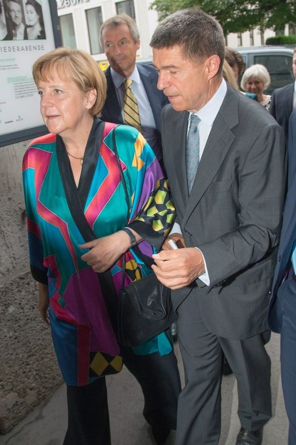 H Ανγκελα Μέρκελ πέταξε τα βαρετά σακάκια και φόρεσε... κιμονό! [εικόνες] | iefimerida.gr 1