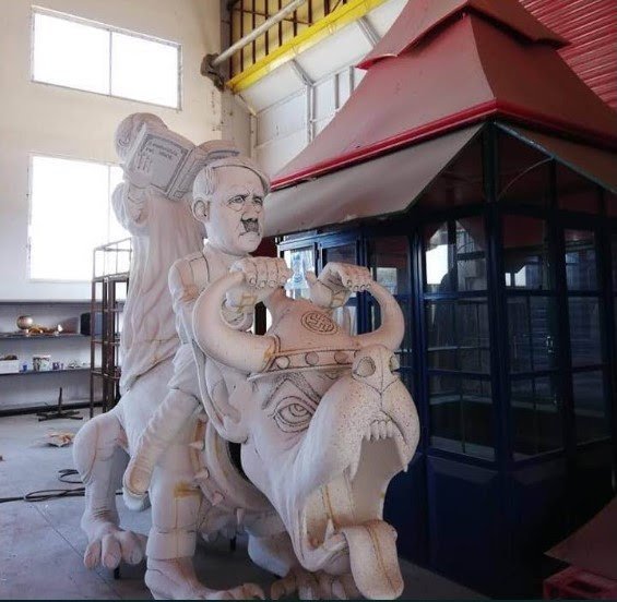 Χαμός στο Πατρινό Καρναβάλι -Καταγγελίες ότι «έκοψαν» άρμα που σατίριζε τον Αμβρόσιο ως Χίτλερ [εικόνες] | iefimerida.gr 0