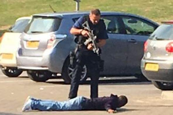 Συναγερμός στο Λονδίνο: Μεγάλη αστυνομική επιχείρηση σε στάδιο -Συνελήφθησαν τρεις ύποπτοι [εικόνες] | iefimerida.gr 0