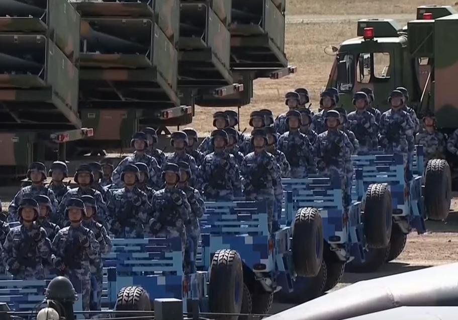 ΗΠΑ-Κίνα-Ρωσία συγκρίνουν τους στρατούς τους -Μπρα ντε φερ με μεγαλειώδεις παρελάσεις [εικόνες & βίντεο] | iefimerida.gr 8