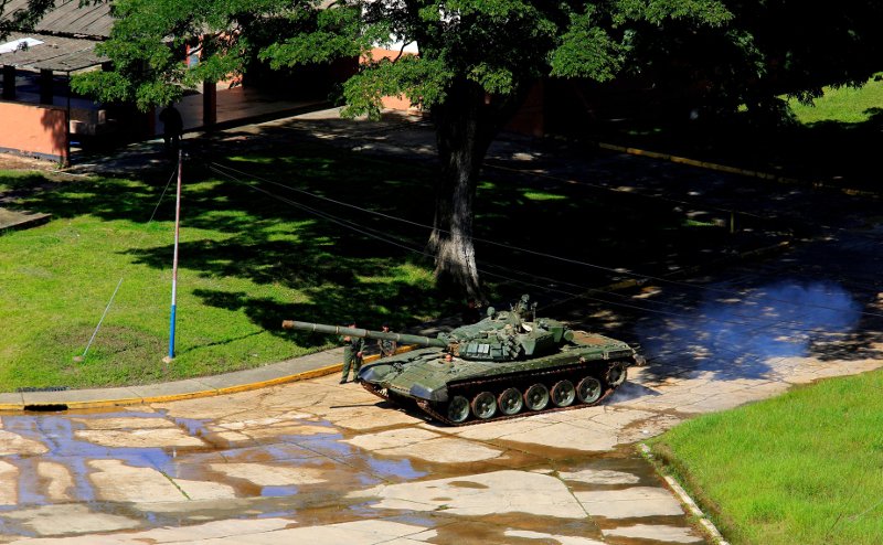 Βενεζουέλα: Οι δυνάμεις του Μαδούρο καταδιώκουν τους κινηματίες [εικόνες & βίντεο]  | iefimerida.gr 6