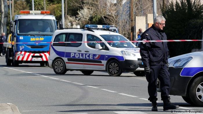 Ρίγη συγκίνησης στη Γαλλία για τον ήρωα αστυνομικό -Εδωσε τη ζωή του για να σωθούν όμηροι | iefimerida.gr 1