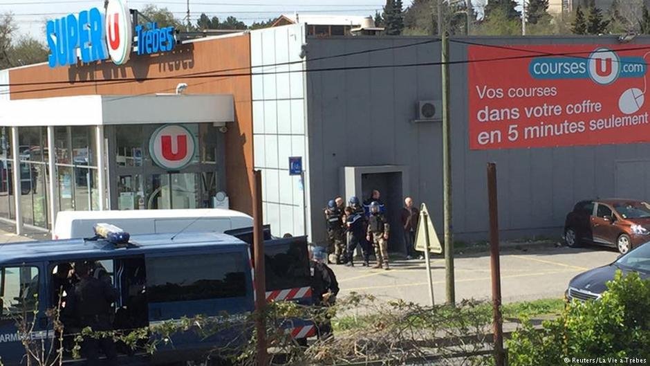 Ρίγη συγκίνησης στη Γαλλία για τον ήρωα αστυνομικό -Εδωσε τη ζωή του για να σωθούν όμηροι | iefimerida.gr 0
