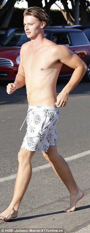 Αυτός είναι ο γιος του Σβαρτσενέγκερ: Νέος, ωραίος και με... μπράτσα σαν τον πατέρα του [εικόνες] | iefimerida.gr 2