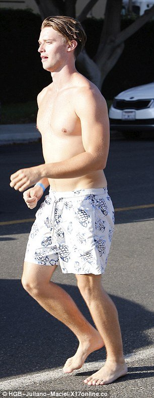 Αυτός είναι ο γιος του Σβαρτσενέγκερ: Νέος, ωραίος και με... μπράτσα σαν τον πατέρα του [εικόνες] | iefimerida.gr 3