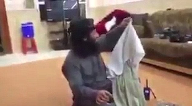 «Αρρωστοι» τζιχαντιστές -Γελάνε, ενώ δίπλα τους βιάζεται γυναίκα [βίντεο] | iefimerida.gr 0