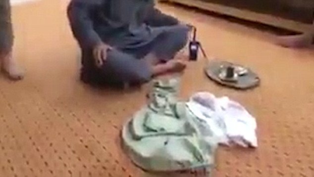 «Αρρωστοι» τζιχαντιστές -Γελάνε, ενώ δίπλα τους βιάζεται γυναίκα [βίντεο] | iefimerida.gr 1