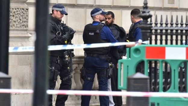 Συνελήφθη άνδρας με σακίδιο γεμάτο μαχαίρια, έξω από το γραφείο της Τερέζα Μέι [εικόνες & βίντεο] | iefimerida.gr 6