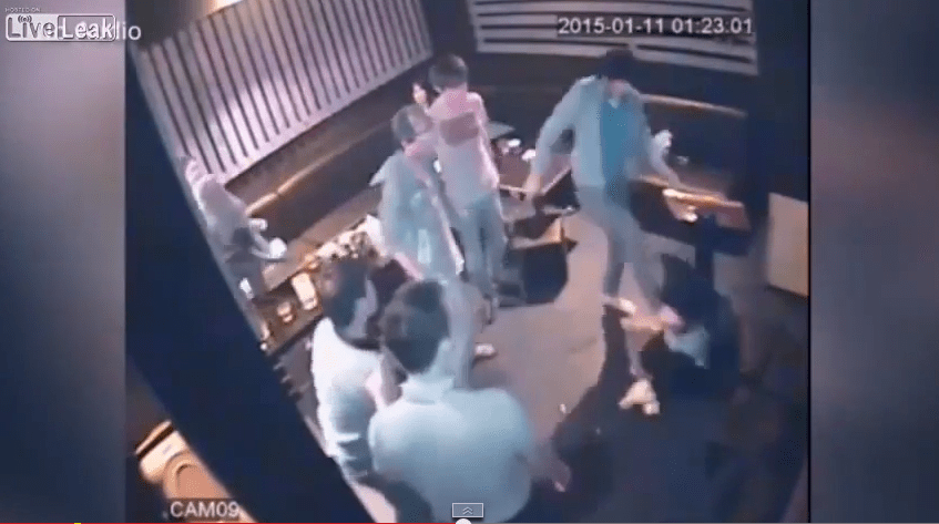 Αγριος ξυλοδαρμός ζευγαριού από 4 νεαρούς σε καραόκε μπαρ -Αφησαν αναίσθητο στο πάτωμα τον άντρα [βίντεο]  | iefimerida.gr 0