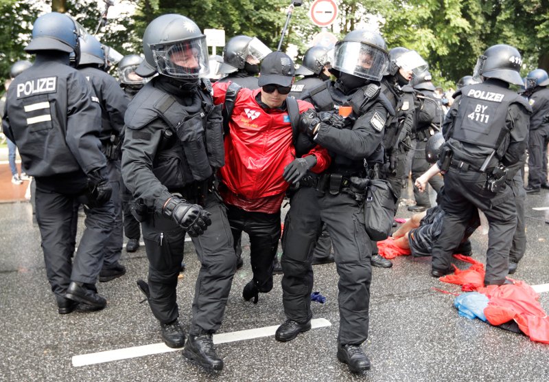 «Εμπόλεμη ζώνη» το Αμβούργο – Αντιεξουσιαστές πυρπόλησαν δεκάδες αυτοκίνητα [εικόνες]  | iefimerida.gr 7