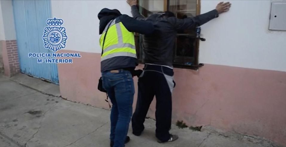 Πούλησε τις έφηβες αδελφές της ως σκλάβες του σεξ για 20.000 ευρώ! [βίντεο]  | iefimerida.gr 0