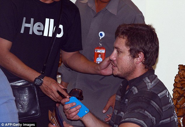 Ιδού ο μεθυσμένος επιβάτης που επιχείρησε να εισβάλει σε πιλοτήριο αεροσκάφους και τρέλανε τις αρχές [εικόνες] | iefimerida.gr 0