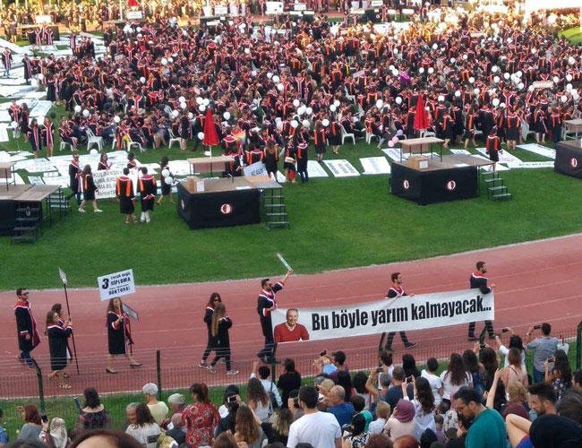 Τουρκία: Ο Ερντογάν συνέλαβε 4 απόφοιτους πανεπιστημίου για ένα... σκίτσο | iefimerida.gr 1
