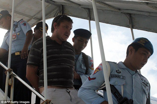 Ιδού ο μεθυσμένος επιβάτης που επιχείρησε να εισβάλει σε πιλοτήριο αεροσκάφους και τρέλανε τις αρχές [εικόνες] | iefimerida.gr 1