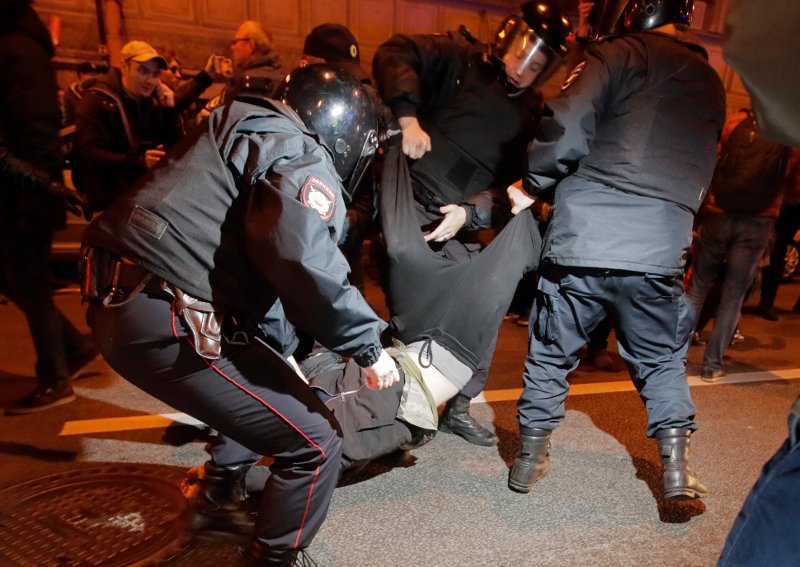 Η Ρωσία θα τιμωρεί γονείς παιδιών που μετέχουν σε πορείες κατά του Πούτιν! | iefimerida.gr 1