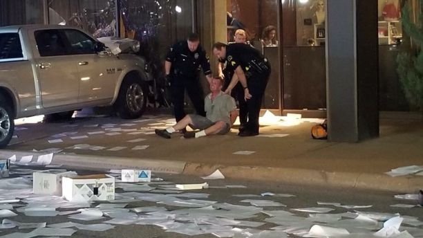 Συναγερμός στο Ντάλας: Φορτηγάκι έπεσε εσκεμμένα στα στούντιο του Fox News [εικόνες & βίντεο]  | iefimerida.gr 0