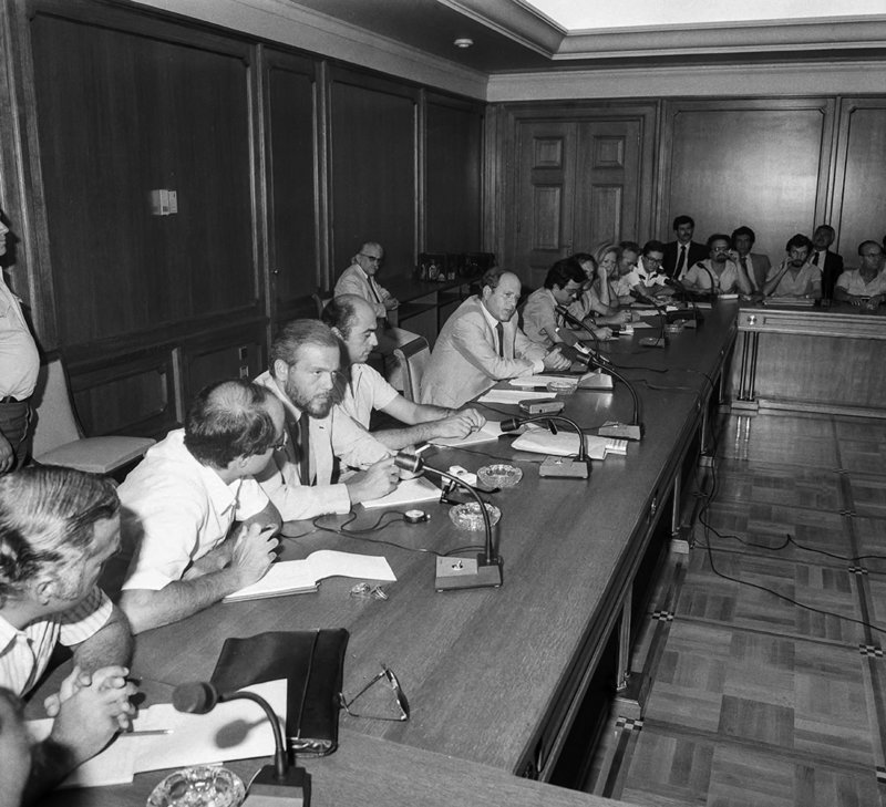 Ο «Τσάρος της οικονομίας» Γεράσιμος Αρσένης σε συνέντευξη τύπου στην Τράπεζα της Ελλάδος (1982)