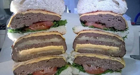 Αυτό το μπέργκερ ποιος θα το φάει; Το αηδιαστικό τριώροφο «τέρας» που έχει 2,3 κιλά κρέας και 10.000 θερμίδες [εικόνες] | iefimerida.gr 2