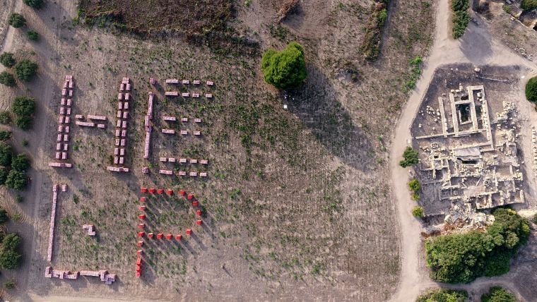 Ιταλία: Εγραψε Help με εκατομμύρια πλαστικά μπουκαλάκια -Για την μόλυνση των θαλασσών | iefimerida.gr 1