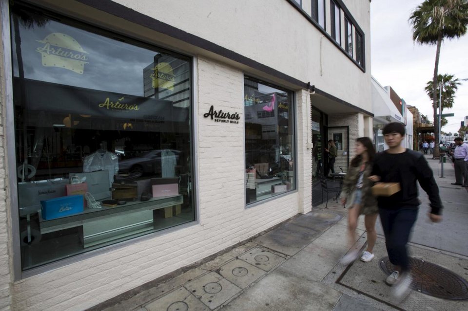 Ο τσαγκάρης του Χόλιγουντ -Ο μάγος των Louboutin και Jimmy Choo και η Ελληνίδα σύζυγός του [εικόνες] | iefimerida.gr 4