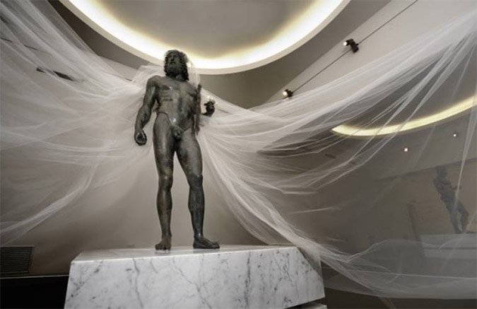 Σάλος με φωτογράφο που έντυσε αρχαιοελληνικά αγάλματα με στρινγκ και ροζ φτερά [εικόνες] | iefimerida.gr 1