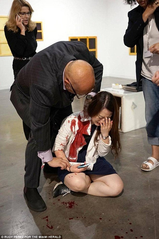 Μαχαίρωσαν γυναίκα σε έκθεση τέχνης και όλοι νόμιζαν πως ήταν θέατρο [εικόνες] | iefimerida.gr 0