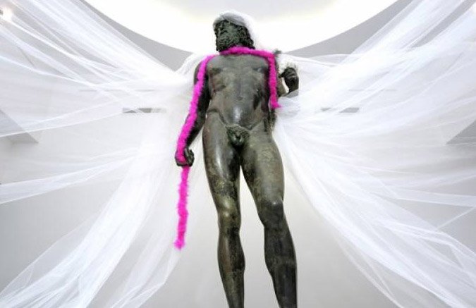 Σάλος με φωτογράφο που έντυσε αρχαιοελληνικά αγάλματα με στρινγκ και ροζ φτερά [εικόνες] | iefimerida.gr 2