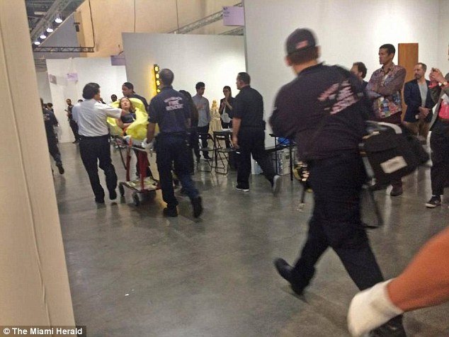 Μαχαίρωσαν γυναίκα σε έκθεση τέχνης και όλοι νόμιζαν πως ήταν θέατρο [εικόνες] | iefimerida.gr 1