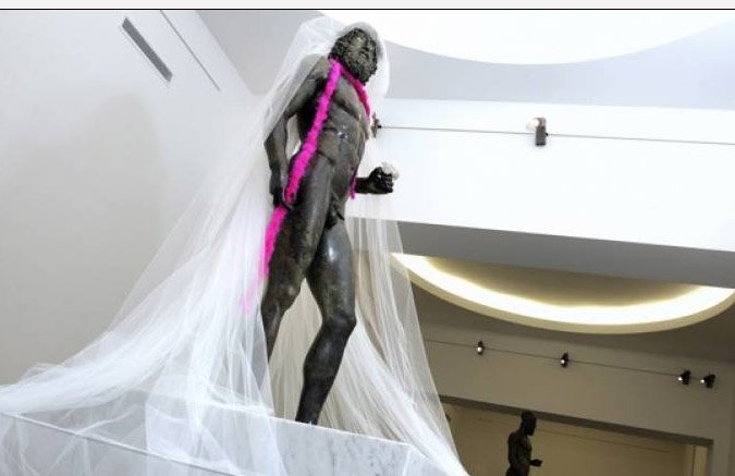 Σάλος με φωτογράφο που έντυσε αρχαιοελληνικά αγάλματα με στρινγκ και ροζ φτερά [εικόνες] | iefimerida.gr 3