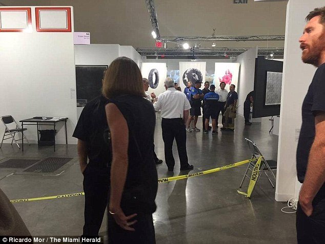 Μαχαίρωσαν γυναίκα σε έκθεση τέχνης και όλοι νόμιζαν πως ήταν θέατρο [εικόνες] | iefimerida.gr 2