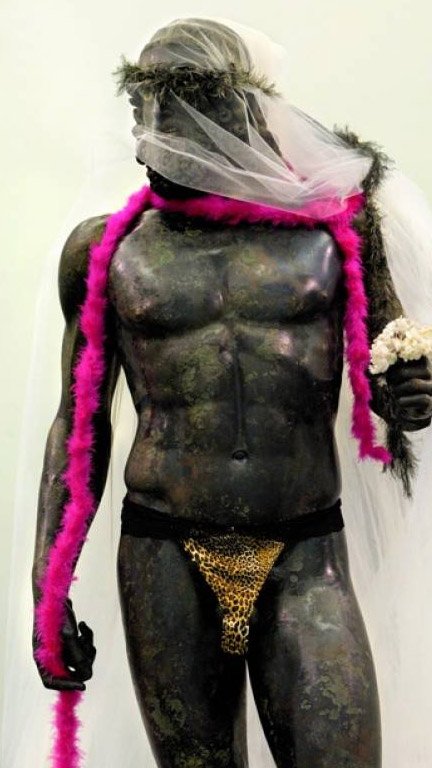 Σάλος με φωτογράφο που έντυσε αρχαιοελληνικά αγάλματα με στρινγκ και ροζ φτερά [εικόνες] | iefimerida.gr 4